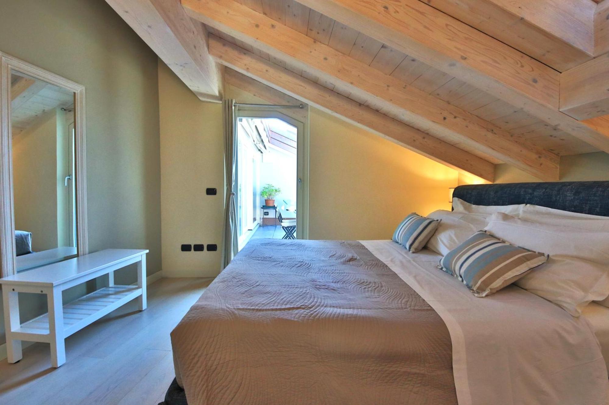 Ferienwohnung Liszt Attic By Klabhouse Bellagio Exterior foto