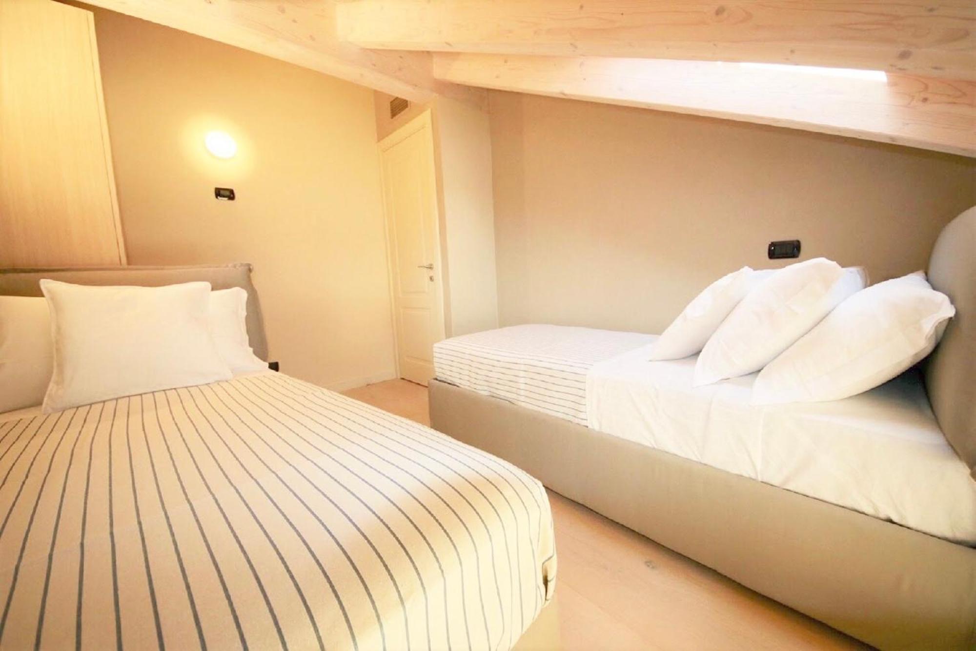 Ferienwohnung Liszt Attic By Klabhouse Bellagio Exterior foto